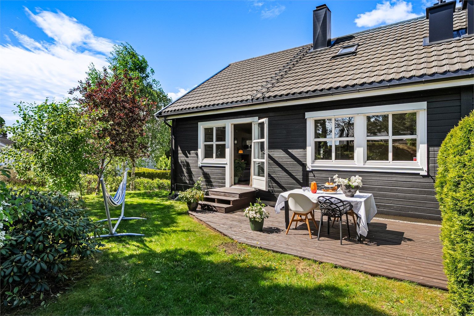 ½-part av en tomannsbolig over tre plan i et barnevennlig område - flere solrike uteplasser - foto: Oh Shots