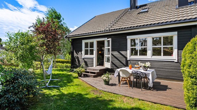 ½-part av en tomannsbolig over tre plan i et barnevennlig område - flere solrike uteplasser - foto: Oh Shots
