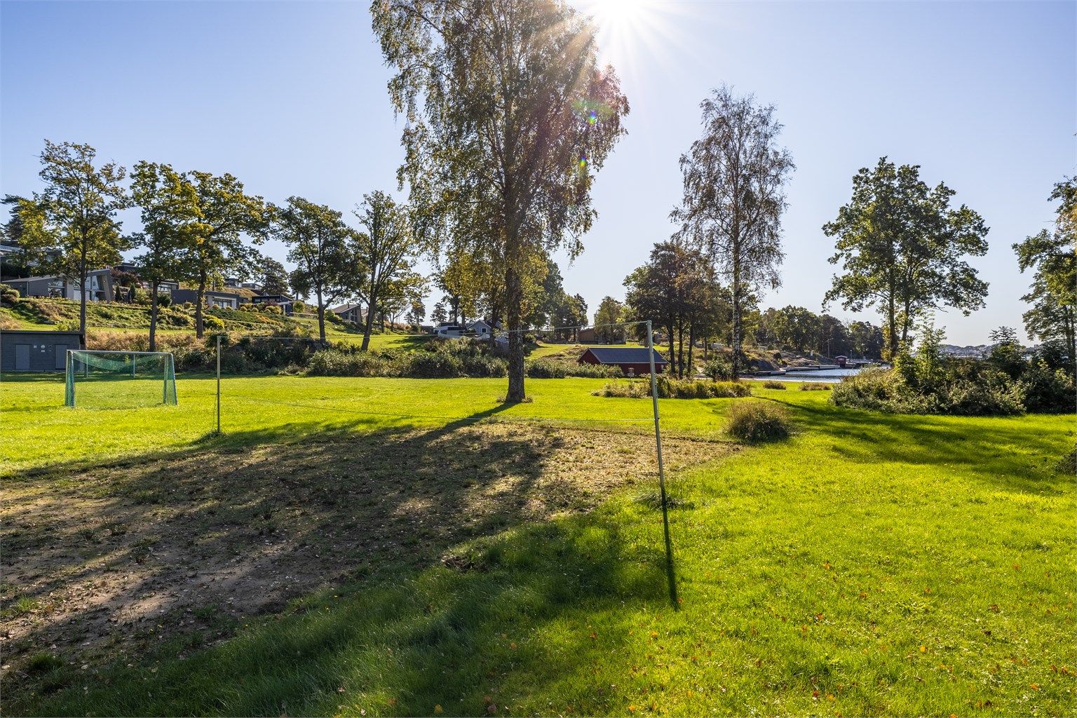 Øya er familievennlig med opparbeidede friarealer, lekeplasser og turstier.