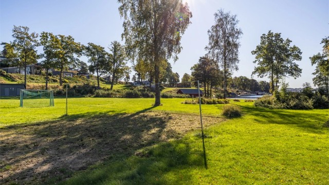 Øya er familievennlig med opparbeidede friarealer, lekeplasser og turstier.