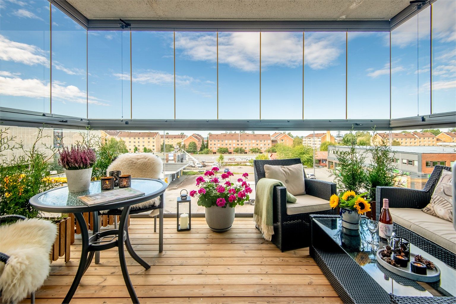 Velkommen til Symra terrasse ved Lambertseter senter og denne nyere og svært attraktive 2-roms andelsleiligheten med fantastisk beliggenhet i 4.etasje. Presentert av Christoffer S. Akerjordet og Krogsveen Nordstrand