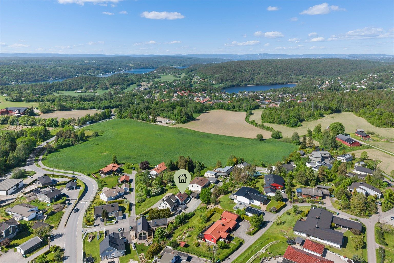 Boligen ligger i flotte og landlige omgivelser med kort vei til det meste.