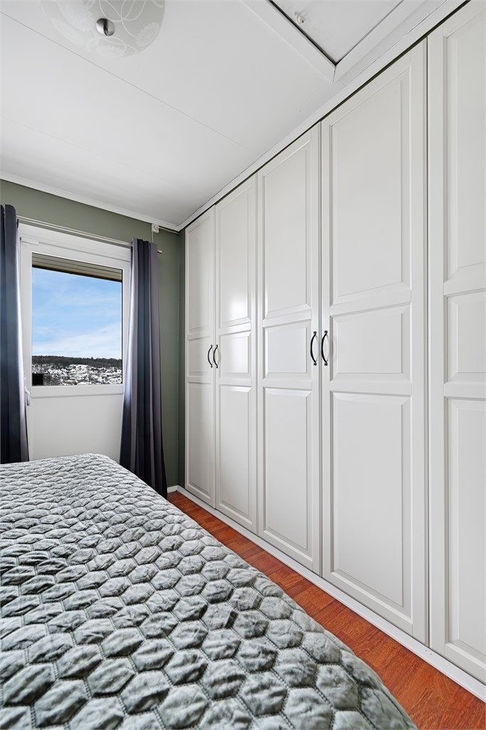 Rikelig med lagringsplass i garderobeskapene. 