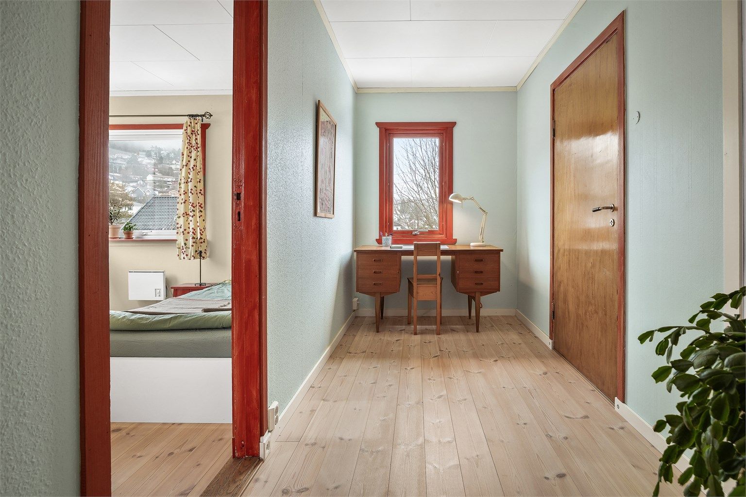 Plass til skrivebord i gang i 2 etasje