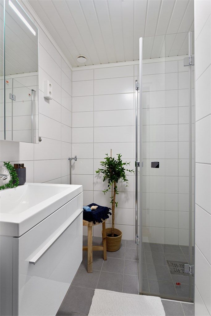 Flislagt bad med gulvvarme fra 2017 utført i regi av borettslaget. Opplegg for vaskemaskin.