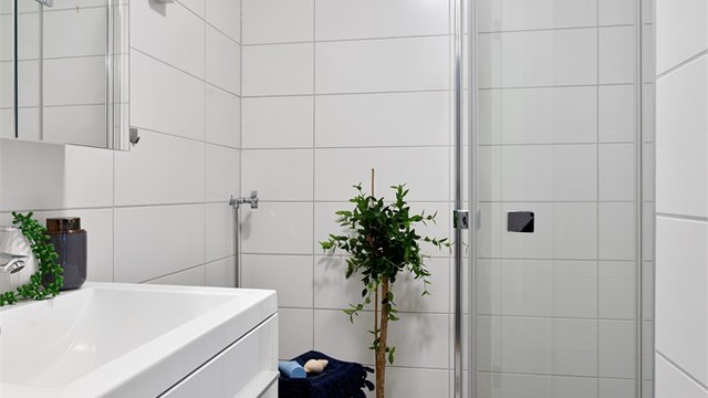 Flislagt bad med gulvvarme fra 2017 utført i regi av borettslaget. Opplegg for vaskemaskin.