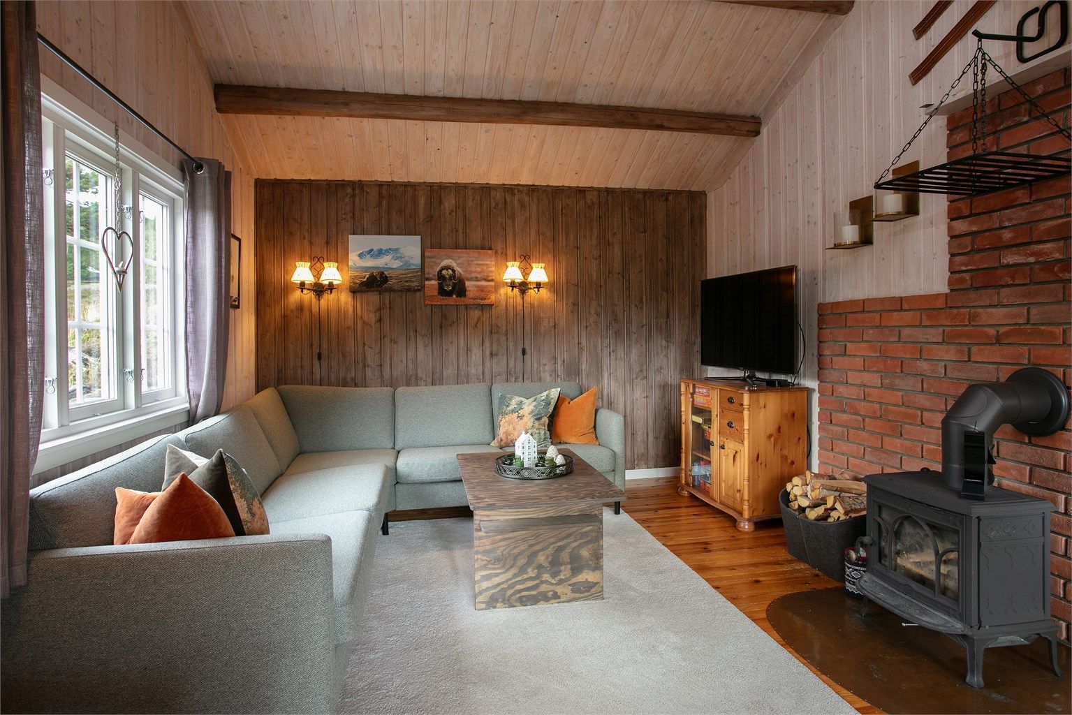 I stuedelen er det god plass til hjørnesofa ved peisovnen.