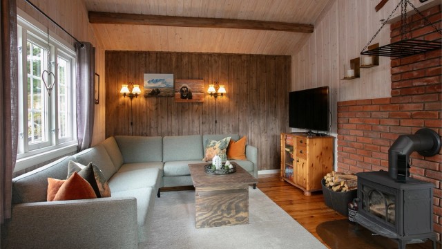 I stuedelen er det god plass til hjørnesofa ved peisovnen.