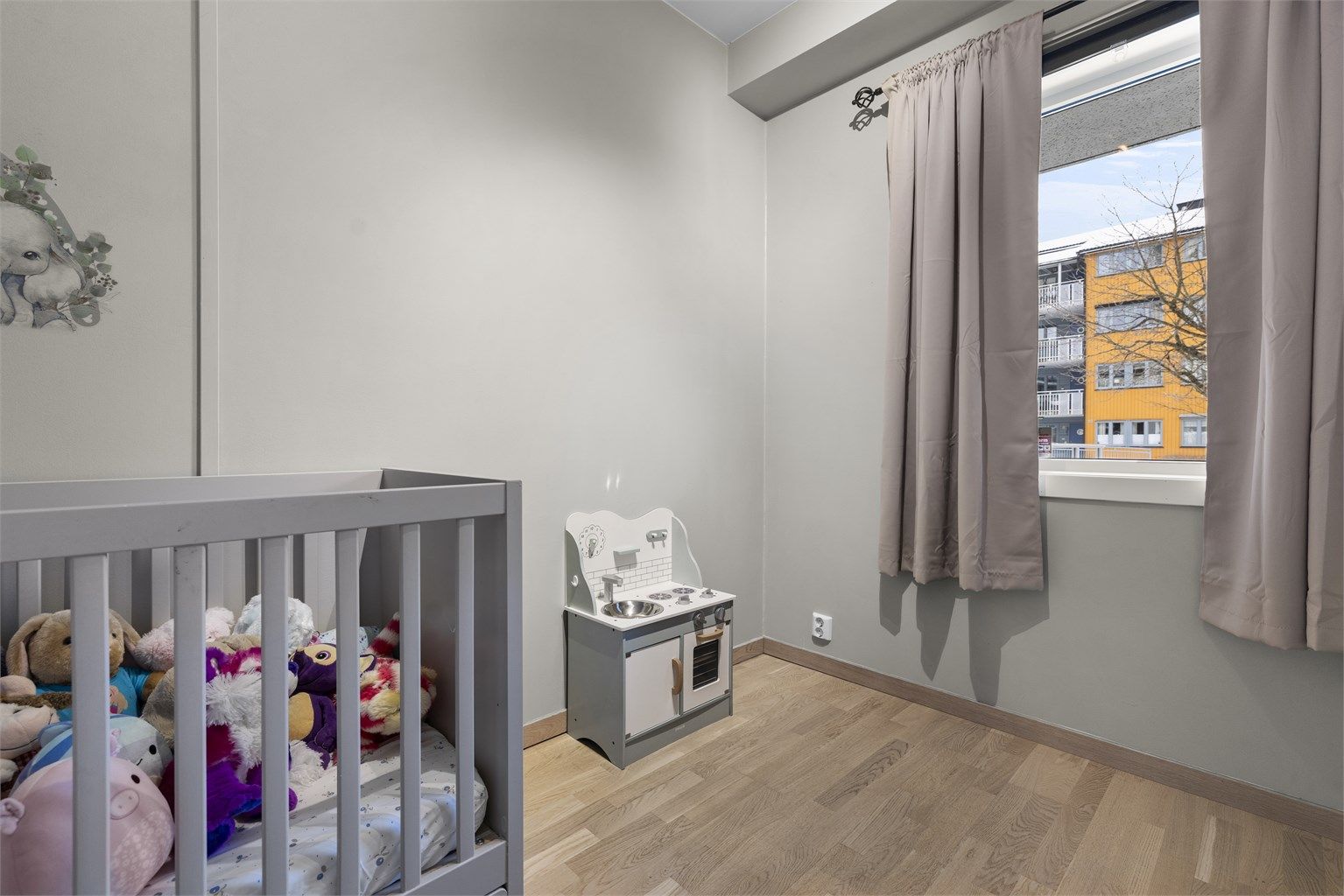 Soverommet har parkett på gulv og malte veggflater.