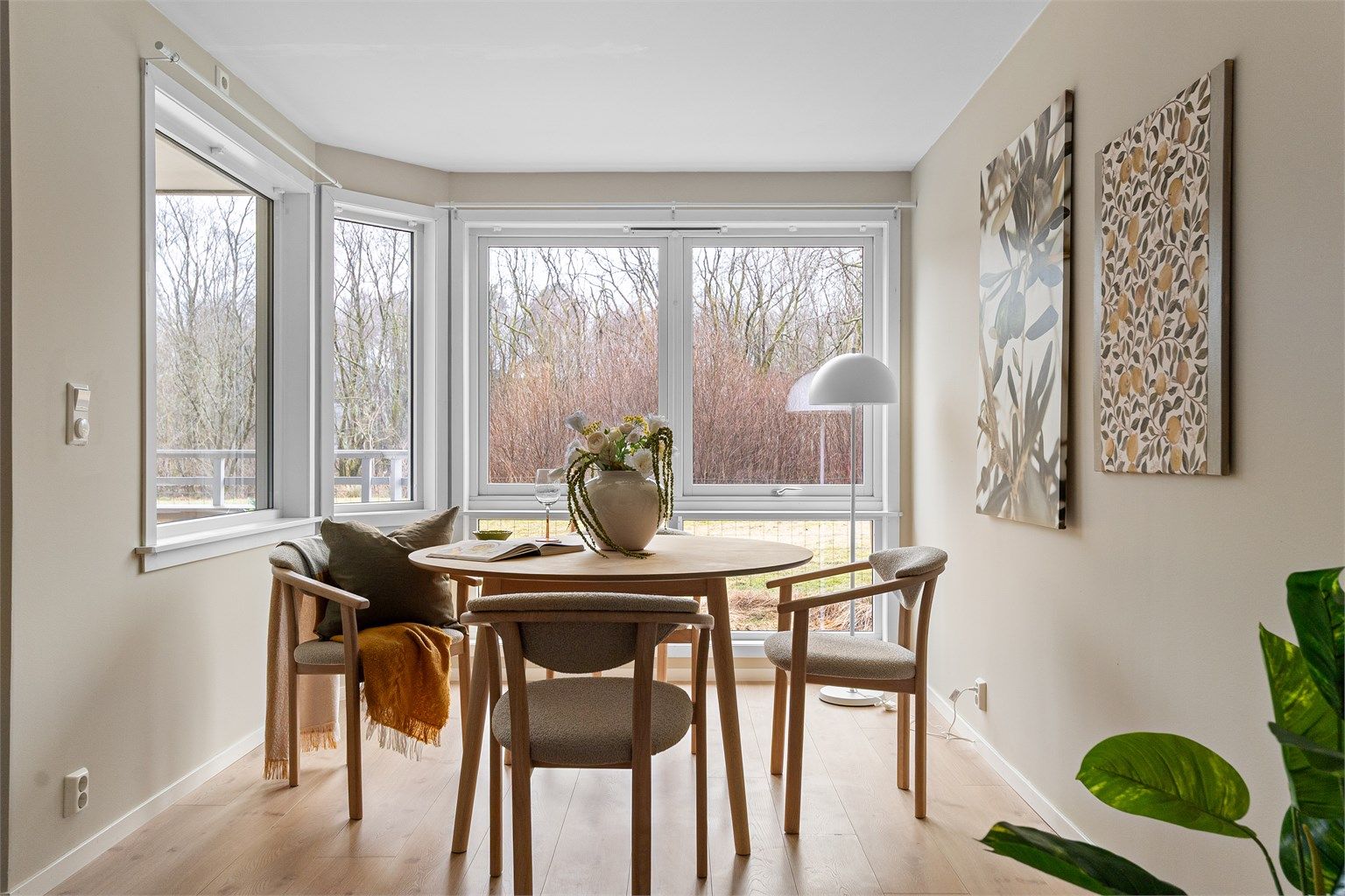 - Leiligheten er utformet med spisestue like ved kjøkkenet. Her er det store vindusflater som gir godt med dagslys -