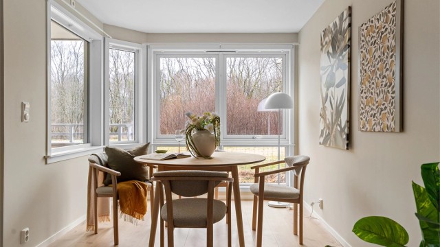 - Leiligheten er utformet med spisestue like ved kjøkkenet. Her er det store vindusflater som gir godt med dagslys -