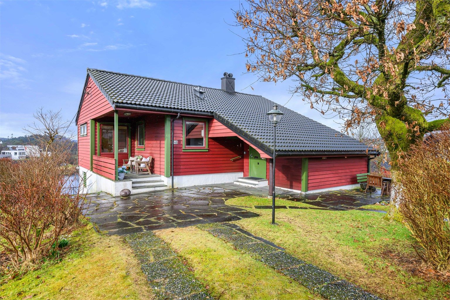 Fana Blikk la nytt tak på huset i 2013, men ellers er det meste av kvaliteter fra eldre dato