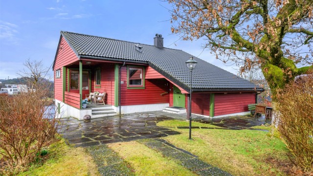 Fana Blikk la nytt tak på huset i 2013, men ellers er det meste av kvaliteter fra eldre dato