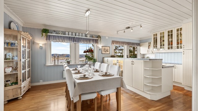 Spiseplass i tilknytning til kjøkkenet med flott utsyn gjennom vinduene.