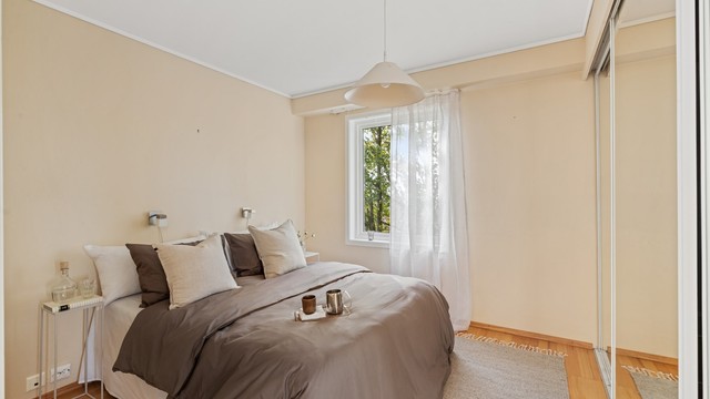 Hovedsoverommet har god plass til dobbeltseng og stor skyvedørsgarderobe med speilfronter.