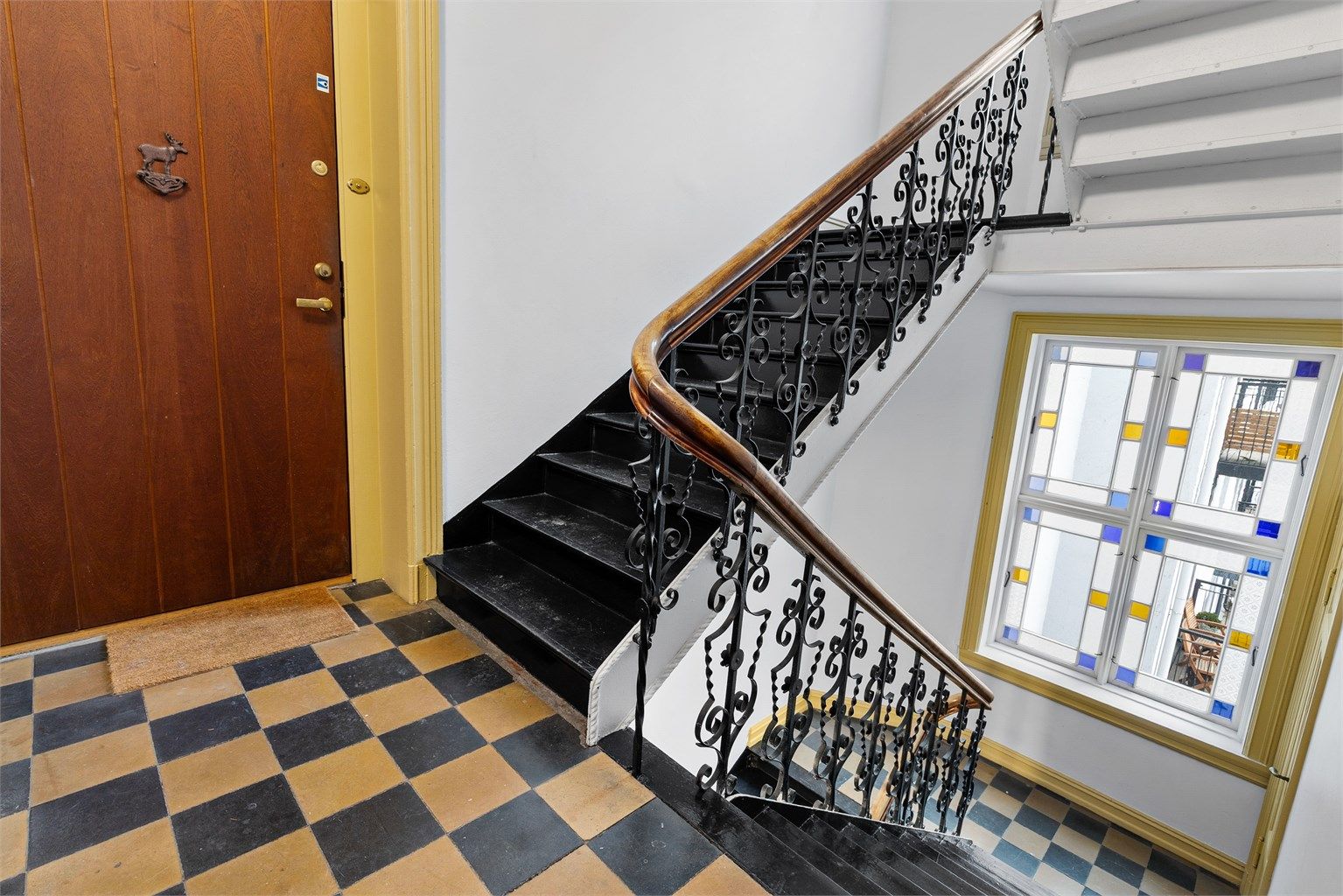 Trappeoppgang med flotte detaljer.