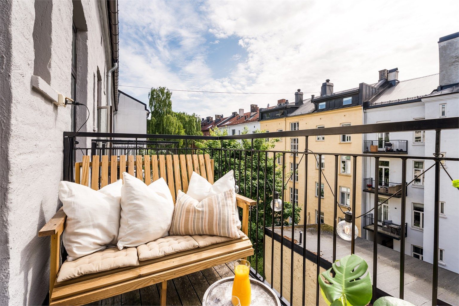 Her er det gode solforhold og utsikt over den rolige bakgården.