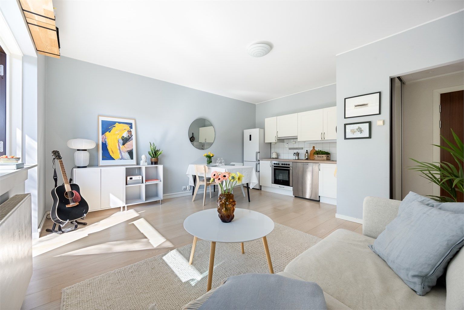 Leiligheten har en lys og åpen stue, med god plass til både sofagruppe og spisebord med tilhørende møbler.