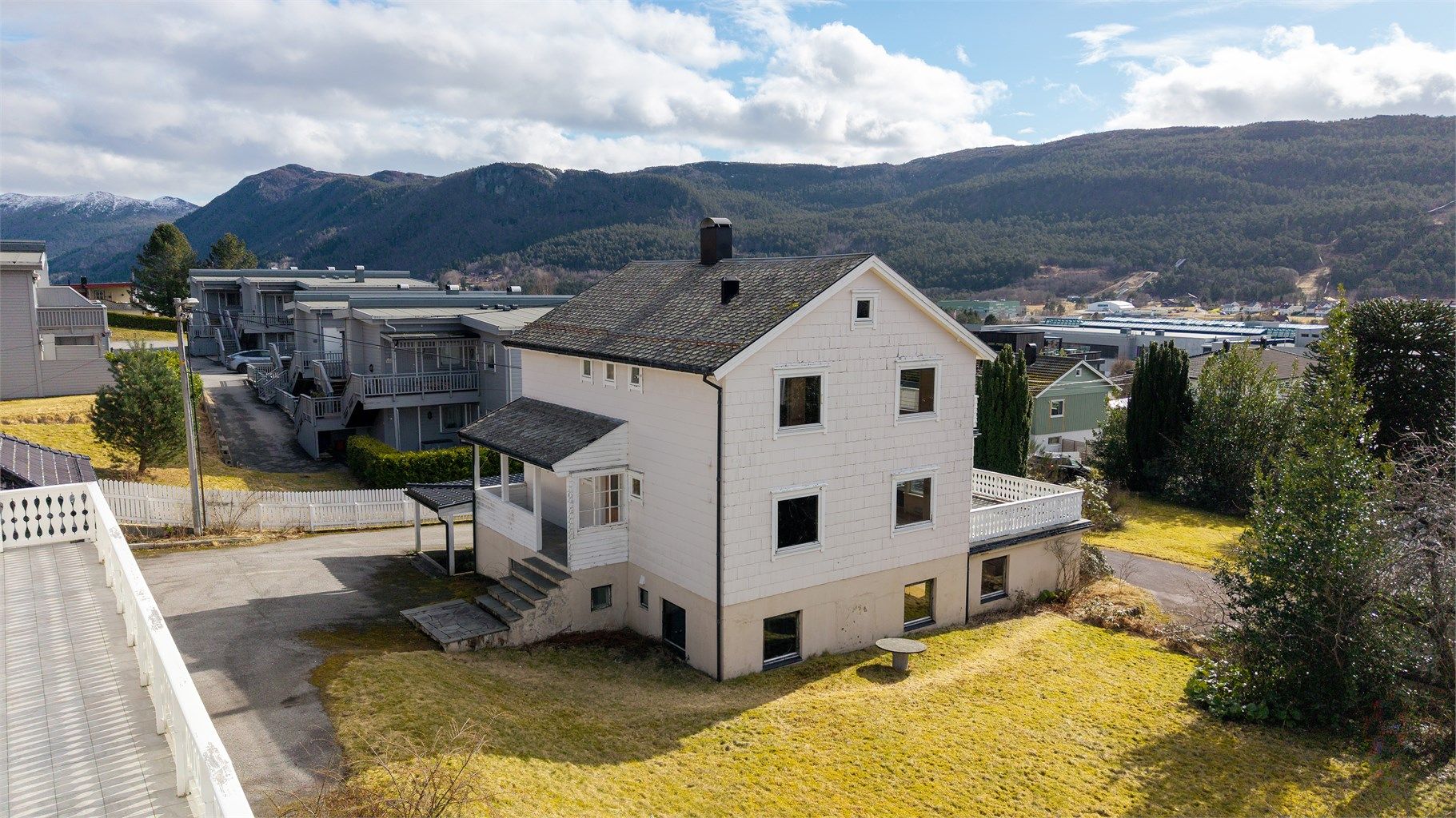 Tomannsboligen fra 1959 har et samlet bruksareal på 232 m², fordelt på tre plan