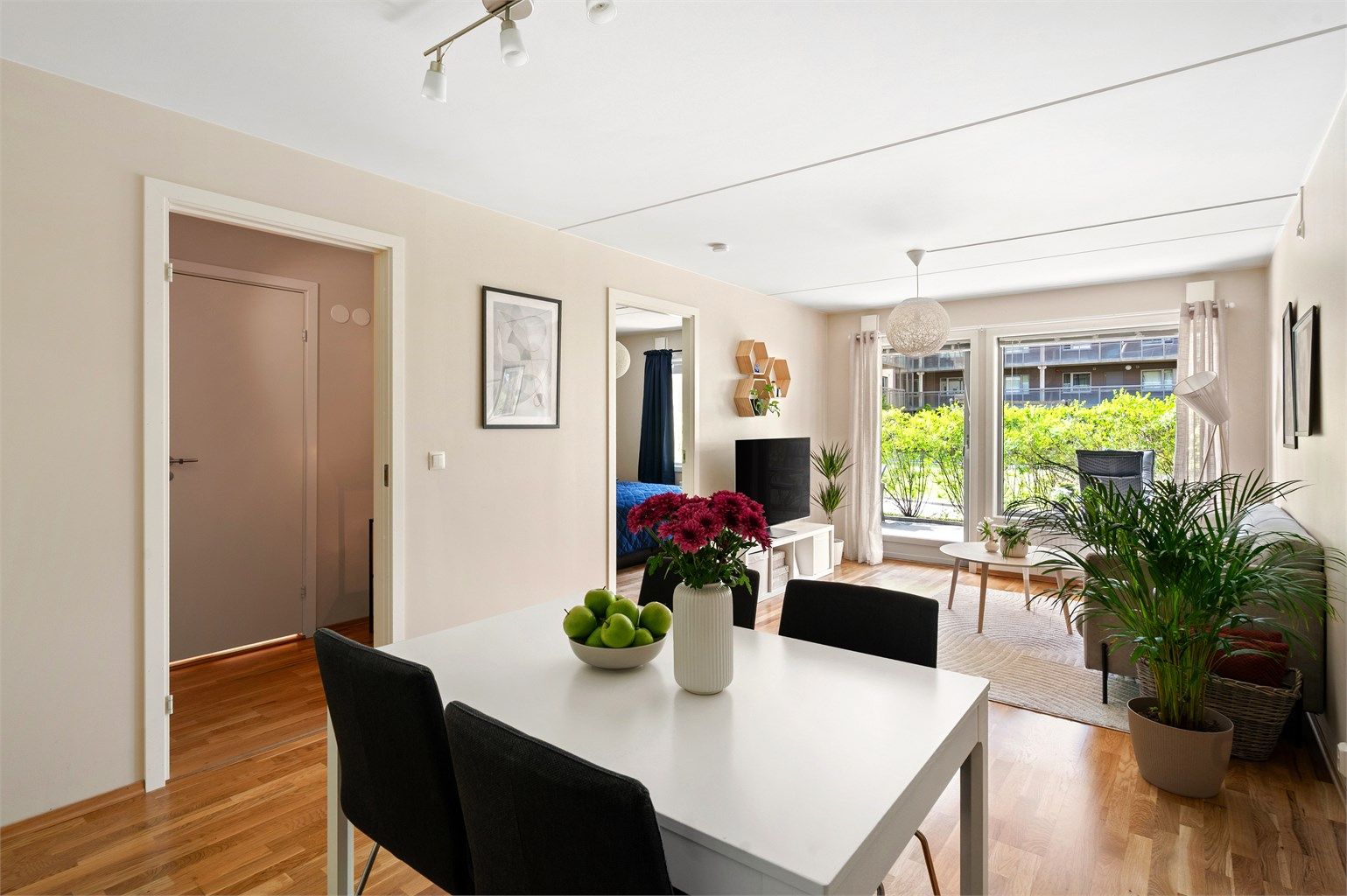 Her er det god plass til både sofagruppe, salongbord, tv-seksjon og spisebord. 