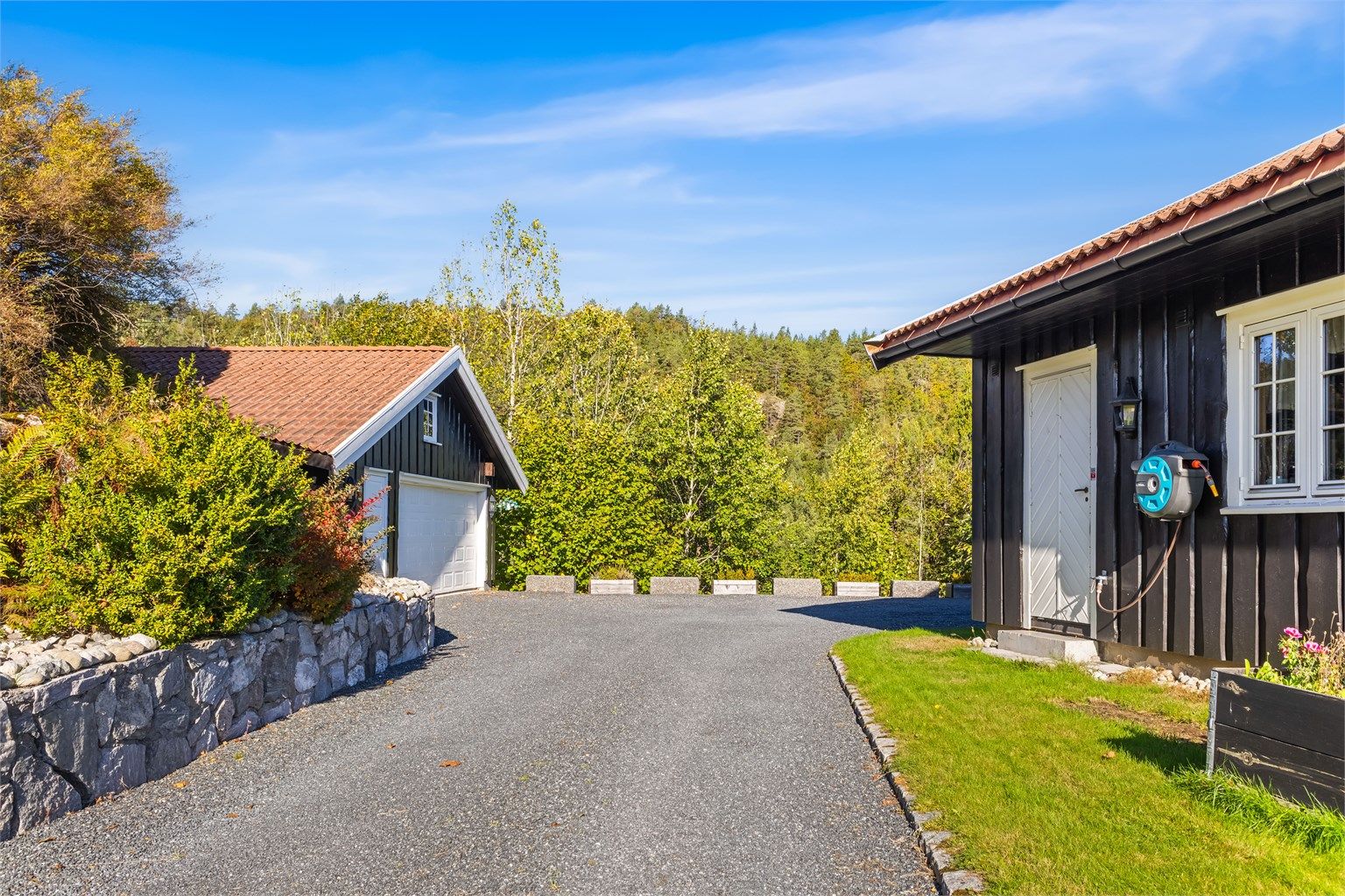 Romslig gårdsplass med god plass til parkering for flere biler.