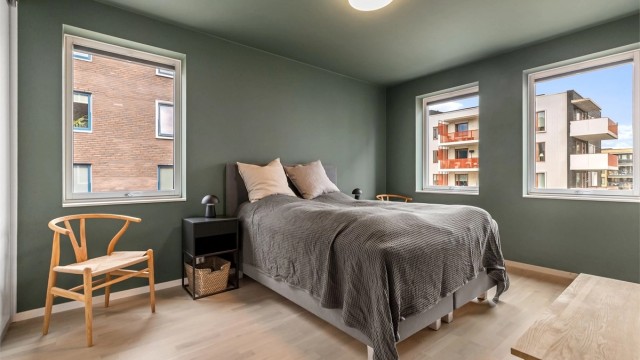 Stort og lyst hovedsoverom med integrerte garderobeløsninger