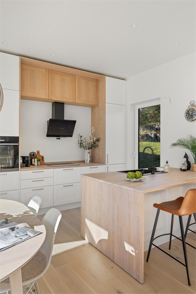 Benkeplaten er i massiv, hvitoljet eik, tilpasset fargen på gulvet.