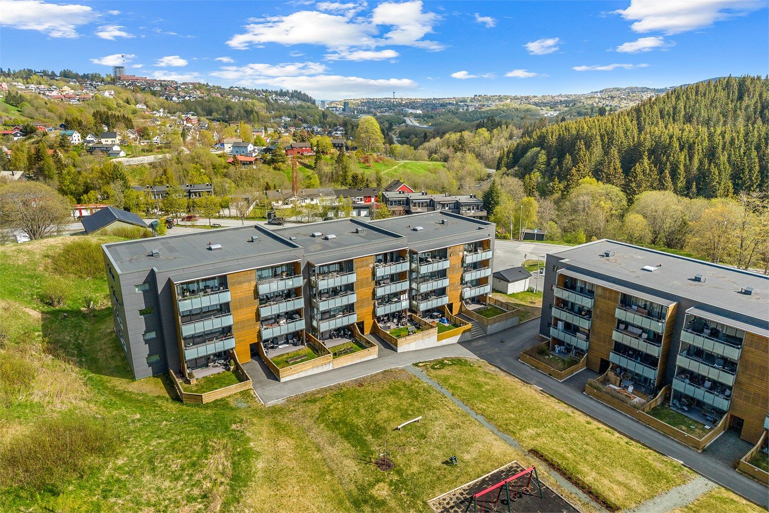 I tilknytning til skolen ligger Romolslia idrettsplass, og i nærområdet finnes det flere lekeplasser, balløkker og aktivitetsområder som legger godt til rette for barn og unge.