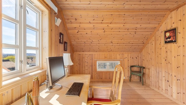 Det største soverommet er i dag innredet som et kontor, men har god plass til en dobbeltseng