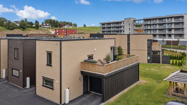 Velkommen til Fossumsvingen 111. (Bilde er oppdatert via AI og det kan forekomme ulikheter fra dagens stand)