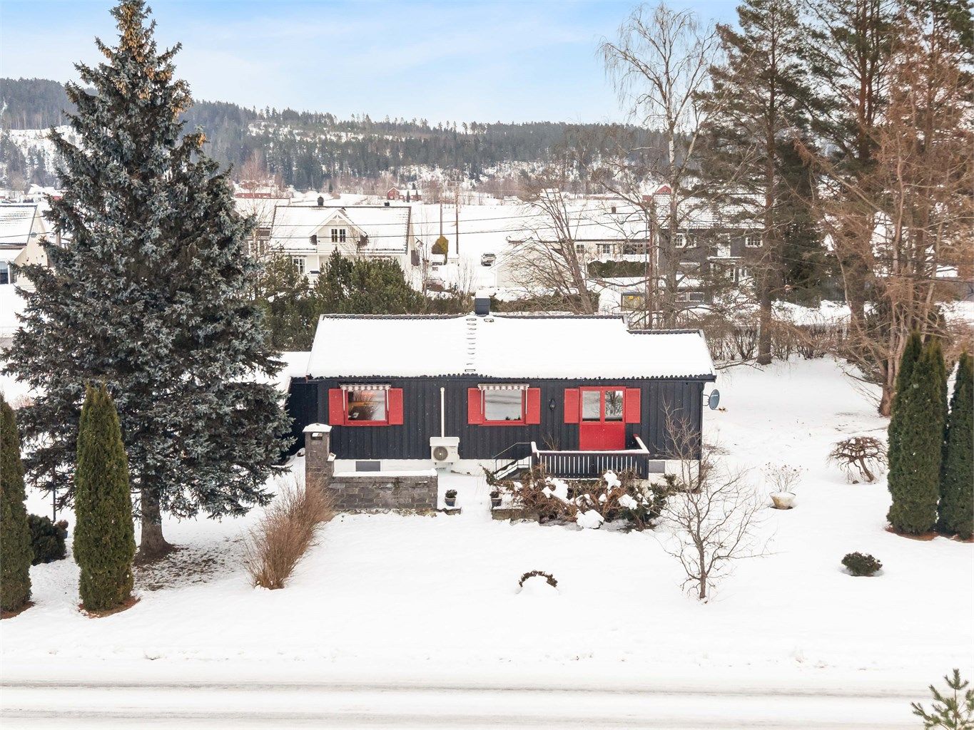 Eiendommen ligger i et rolig og veletablert nabolag med godt naboforhold.