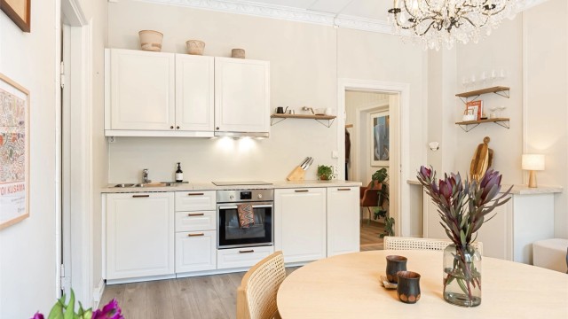 Stuen og kjøkkenet utgjør sammen et naturlig og svært sosialt oppholdsrom.
