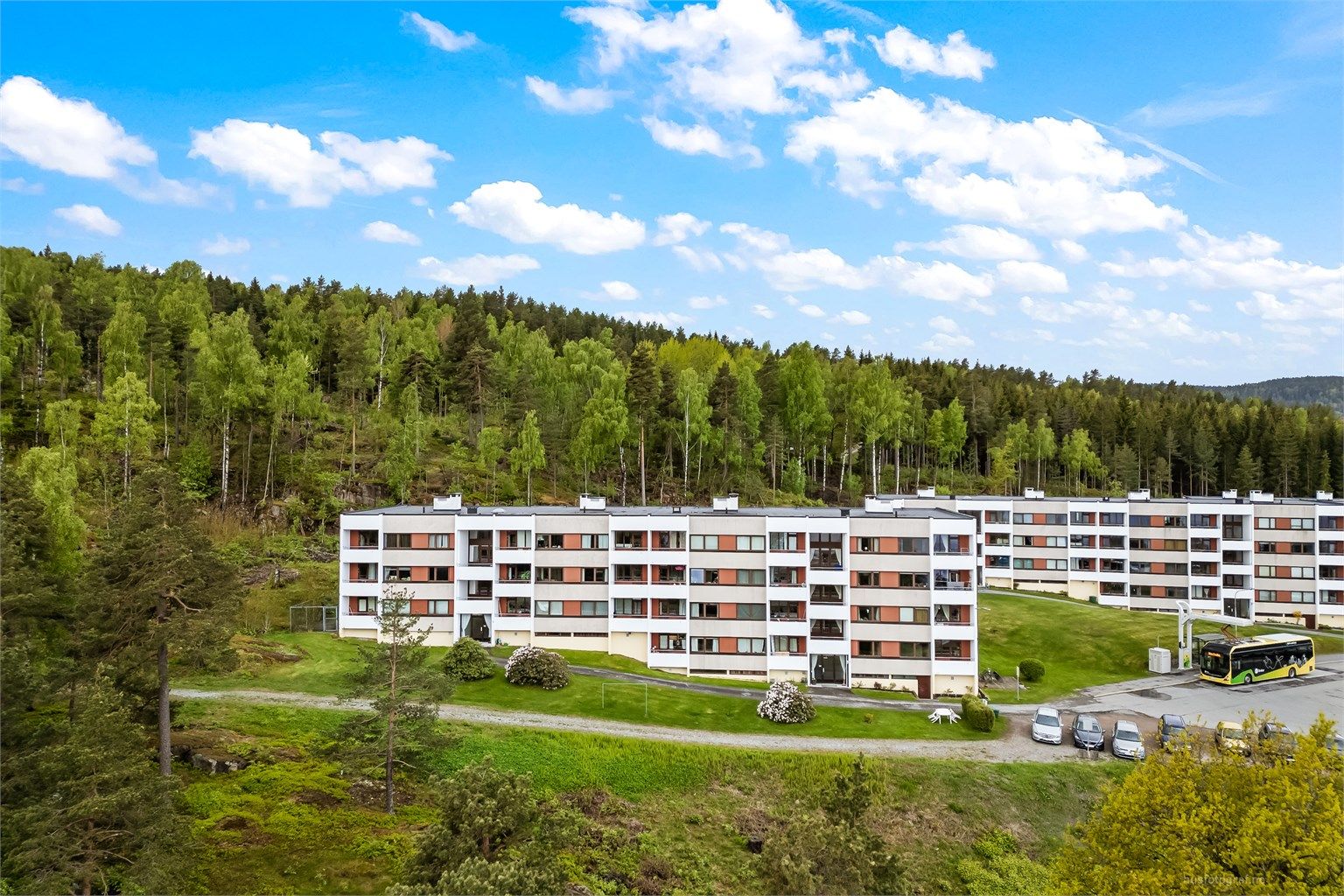 Leiligheten ligger i et etablert borettslag med umiddelbar nærhet til turstier i Drammensmarka.