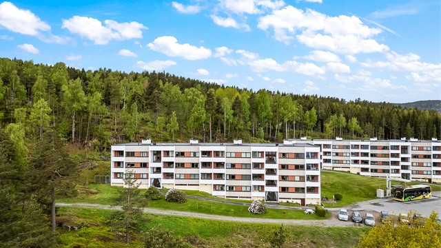Leiligheten ligger i et etablert borettslag med umiddelbar nærhet til turstier i Drammensmarka.