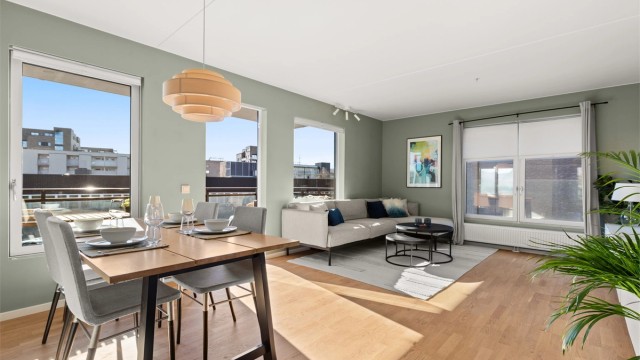 Marcus Blohm v/ Eiendomsmegler Krogsveen har gleden av å presentere denne herlige leiligheten i Spireaveien 4E!