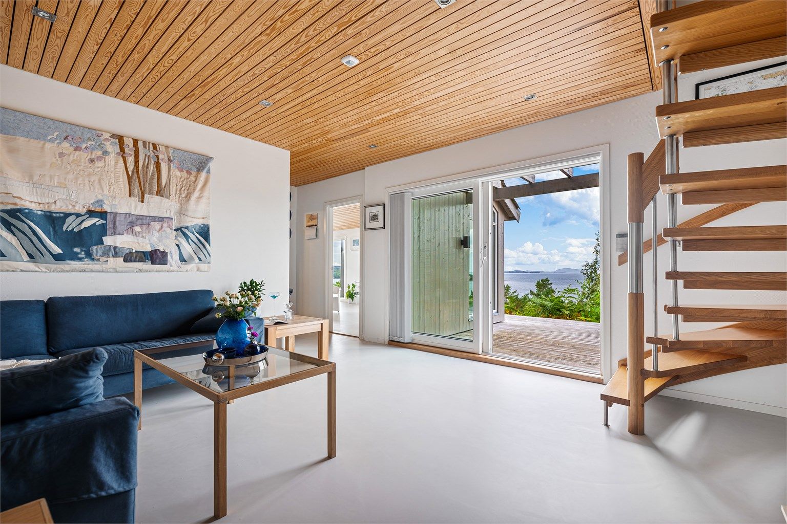 Utgang til terrassen via skyvedør, og videre herfra går man inn til stue og kjøkken. 