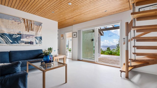 Utgang til terrassen via skyvedør, og videre herfra går man inn til stue og kjøkken.
