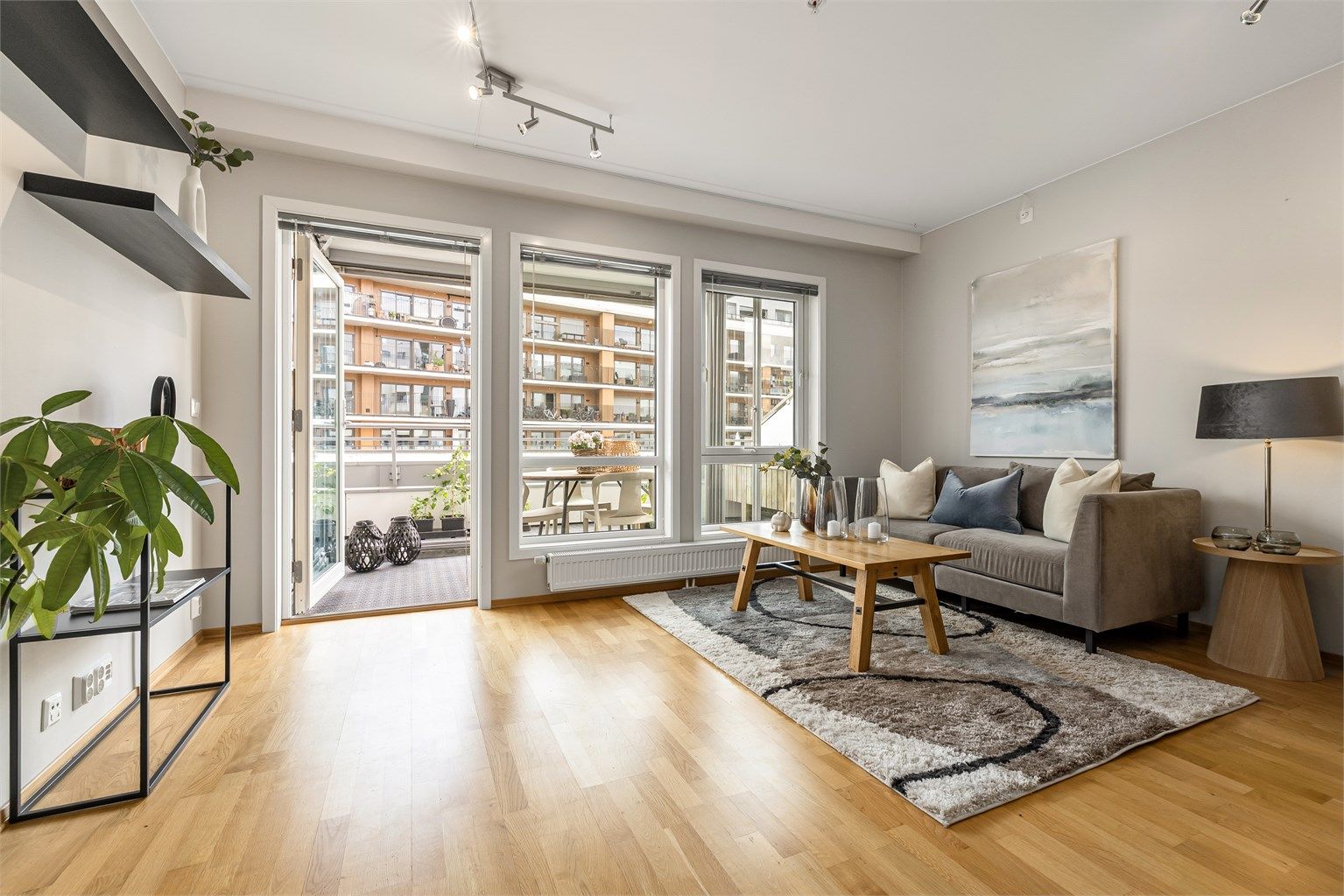 Stuen er lys og romslig med store vindusflater og plass til sofagruppe og spisebord