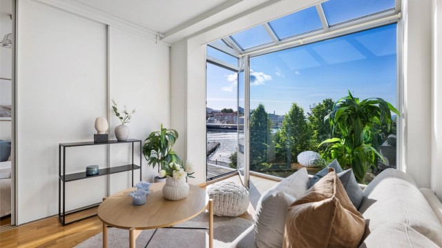 Rikelig med lysinnlipp i leiligheten.