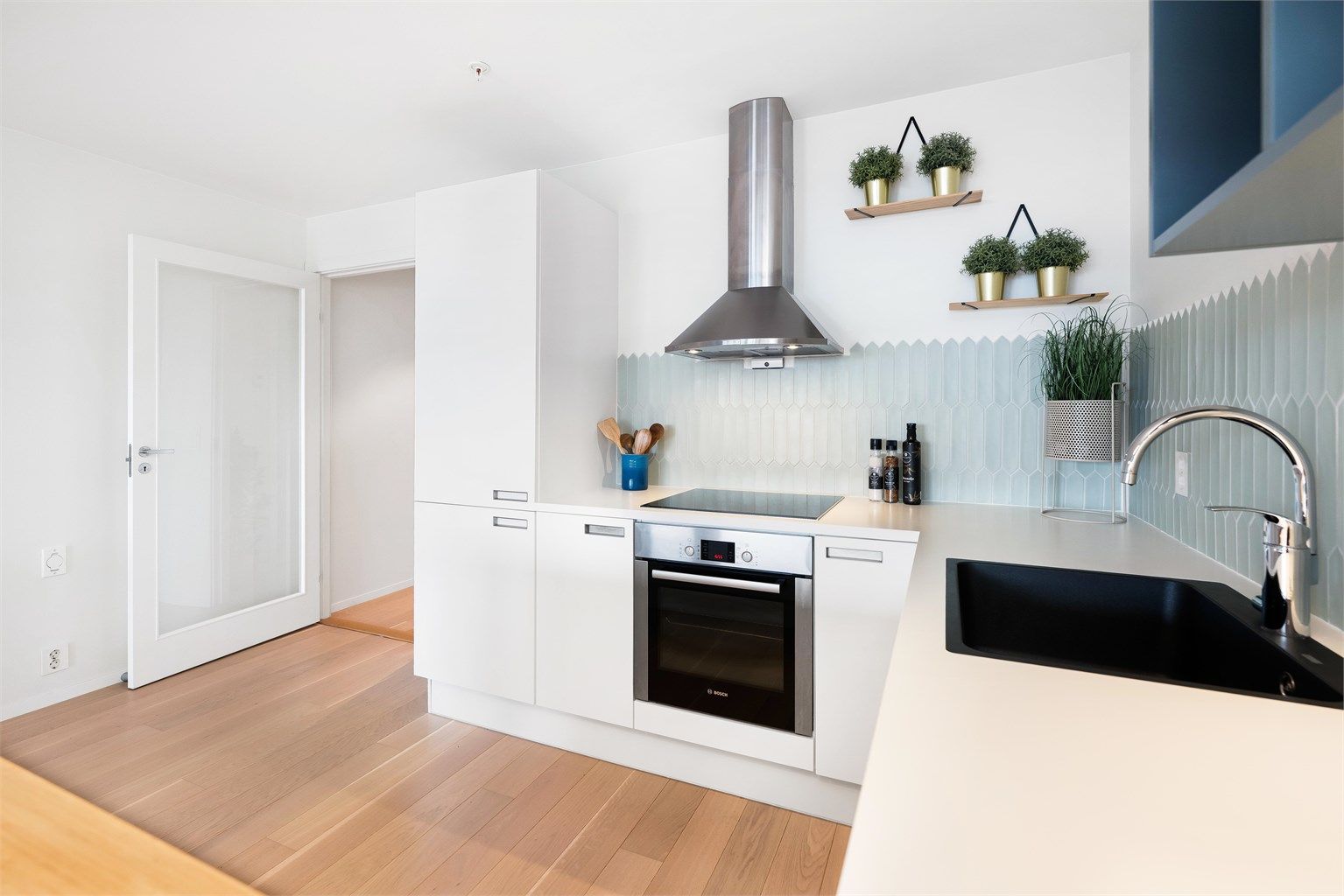 Stilren og moderne kjøkkeninnredning fra det danske designmerket Svane.