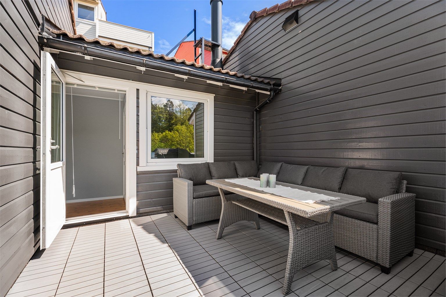 Her finner du også boligens takterrasse med plass til sofagruppe, grill, loungestoler m.m. 