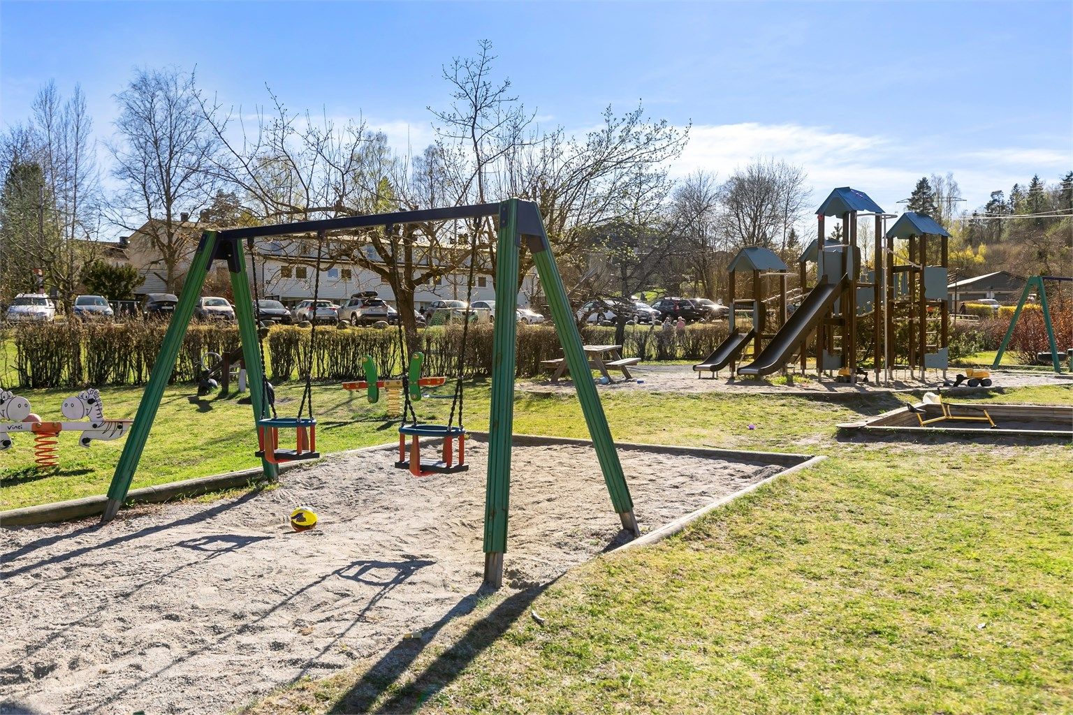 Boligen ligger i et barnevennlig og rolig boligområde