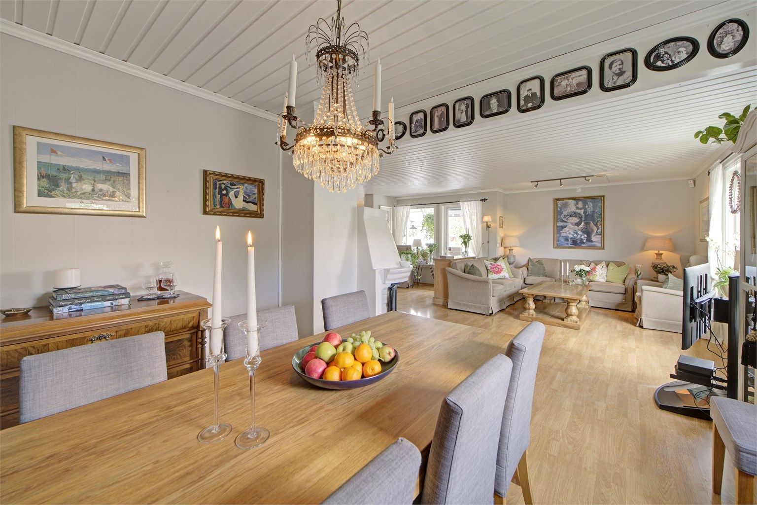 Stue - god plass til langbord i stue som innbyr til hyggelige selskaper