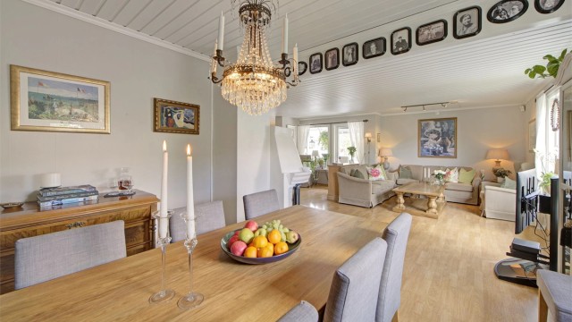 Stue - god plass til langbord i stue som innbyr til hyggelige selskaper