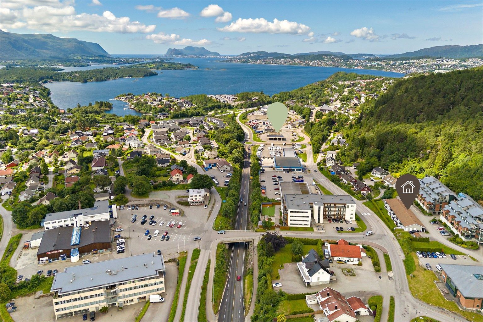St1 Vegsund ligger heller ikke langt unna, og er døgnåpen bensinstasjon
