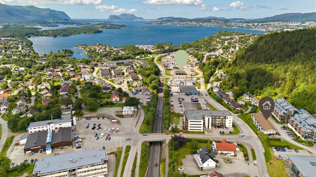 St1 Vegsund ligger heller ikke langt unna, og er døgnåpen bensinstasjon