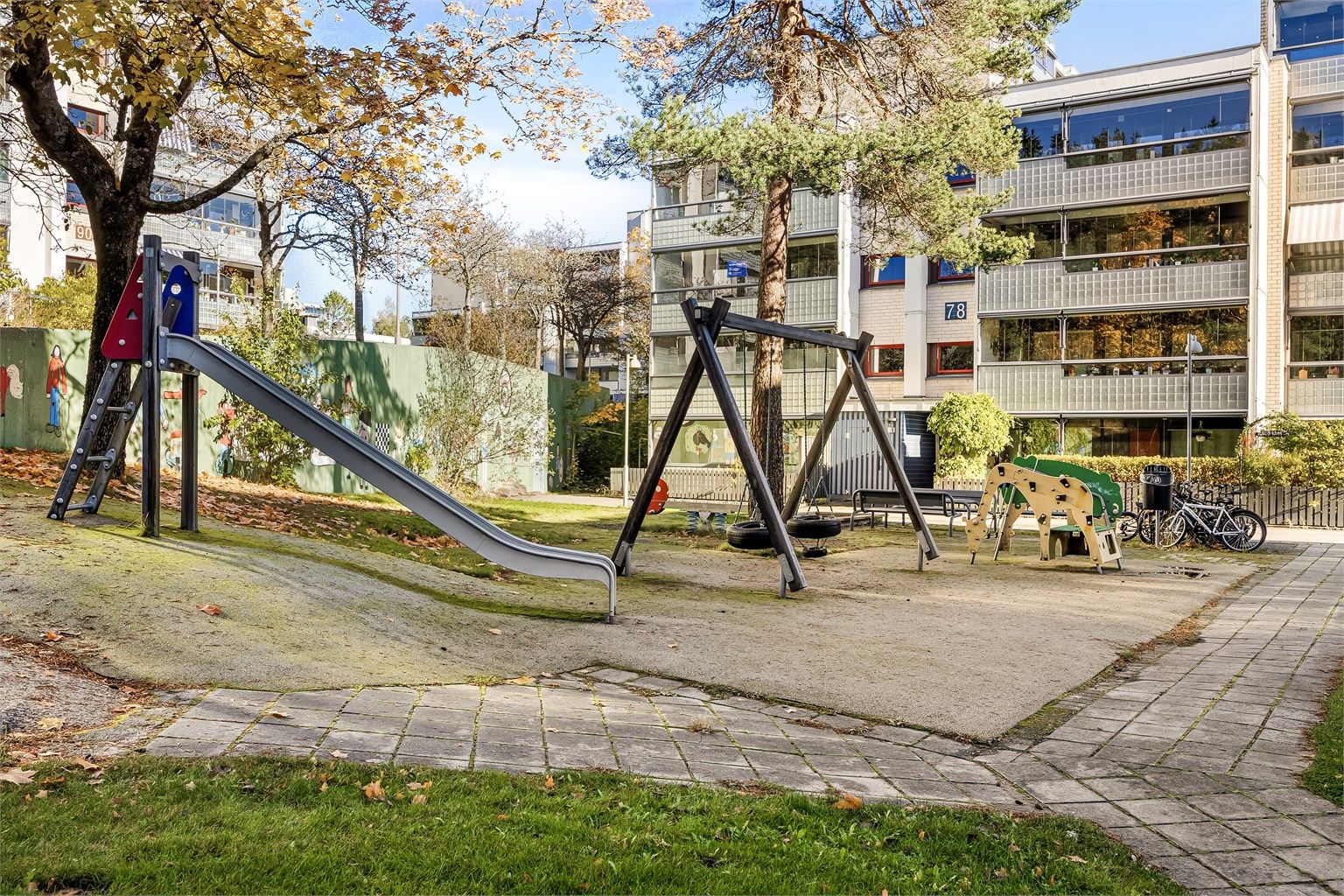 Leiligheten er tilknyttet Emanuelfjell Borettslag som har koselige fellesarealer. Det er også ingen gjennomgående trafikk som gjør gatene rundt boligen trygge for barn, samt lite støy. 