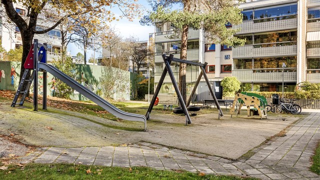 Leiligheten er tilknyttet Emanuelfjell Borettslag som har koselige fellesarealer. Det er også ingen gjennomgående trafikk som gjør gatene rundt boligen trygge for barn, samt lite støy.