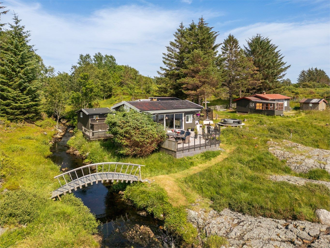 Området rundt byr på et bredt spekter av sommeraktiviteter, inkludert fiske, bading, padling, ulike vannsportaktiviteter og golf.