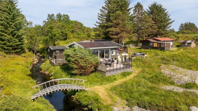 Området rundt byr på et bredt spekter av sommeraktiviteter, inkludert fiske, bading, padling, ulike vannsportaktiviteter og golf.